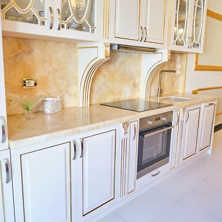 Easy - Luxury Three Bedroom Apartment *